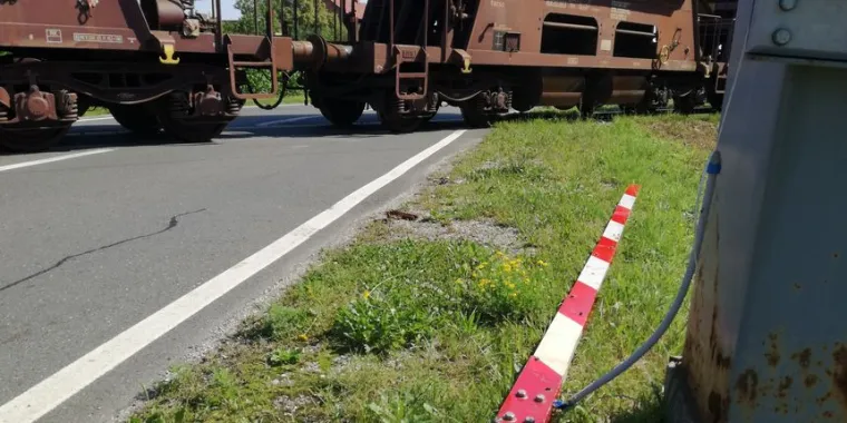 Vozačica osobnog automobila zabila se u spu&scaron;tenu rampu i potom u vlak