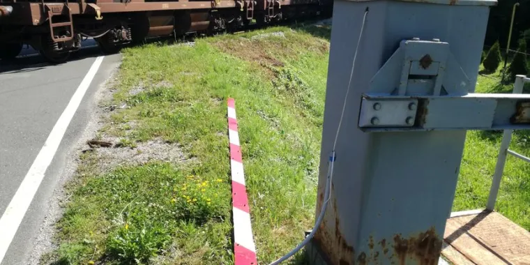 Vozačica osobnog automobila zabila se u spu&scaron;tenu rampu i potom u vlak