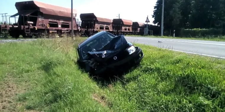 Vozačica osobnog automobila zabila se u spu&scaron;tenu rampu i potom u vlak