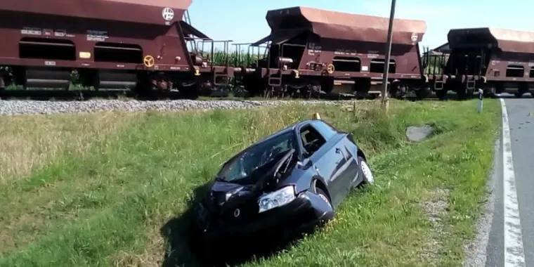 Vozačica osobnog automobila zabila se u spu&scaron;tenu rampu i potom u vlak