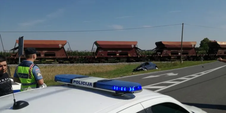 Vozačica osobnog automobila zabila se u spu&scaron;tenu rampu i potom u vlak