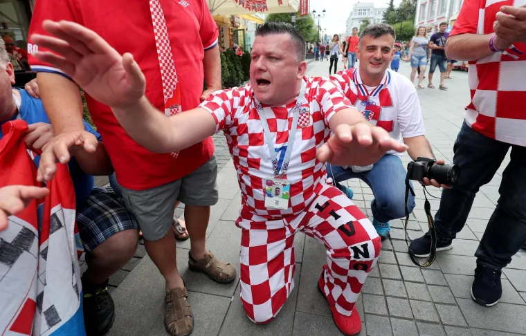 DANCE ČEKA PAKAO, VATRENE ĆE BODRITI KOCKASTA VOJSKA: Hrvatski navijači okupirali Nižnji Novgorod