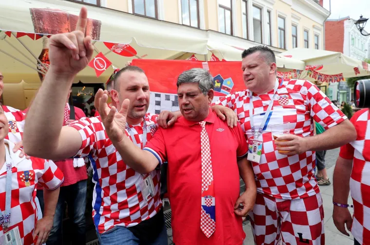 DANCE ČEKA PAKAO, VATRENE ĆE BODRITI KOCKASTA VOJSKA: Hrvatski navijači okupirali Nižnji Novgorod