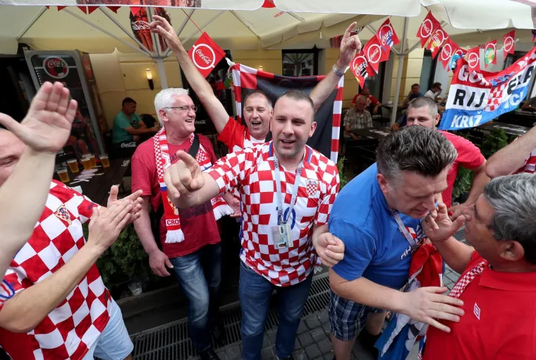 DANCE ČEKA PAKAO, VATRENE ĆE BODRITI KOCKASTA VOJSKA: Hrvatski navijači okupirali Nižnji Novgorod