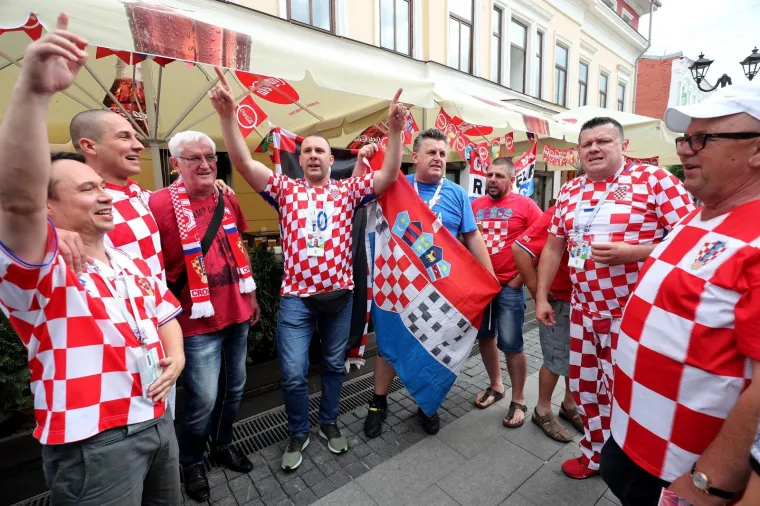 DANCE ČEKA PAKAO, VATRENE ĆE BODRITI KOCKASTA VOJSKA: Hrvatski navijači okupirali Nižnji Novgorod