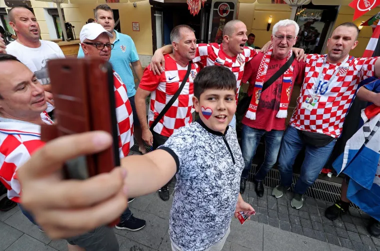 DANCE ČEKA PAKAO, VATRENE ĆE BODRITI KOCKASTA VOJSKA: Hrvatski navijači okupirali Nižnji Novgorod