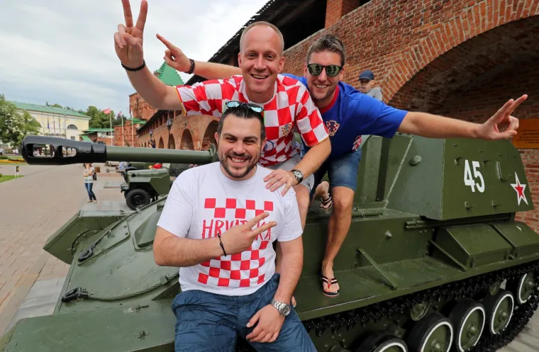 DANCE ČEKA PAKAO, VATRENE ĆE BODRITI KOCKASTA VOJSKA: Hrvatski navijači okupirali Nižnji Novgorod
