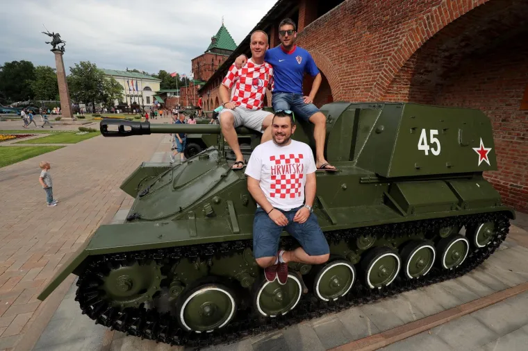 DANCE ČEKA PAKAO, VATRENE ĆE BODRITI KOCKASTA VOJSKA: Hrvatski navijači okupirali Nižnji Novgorod