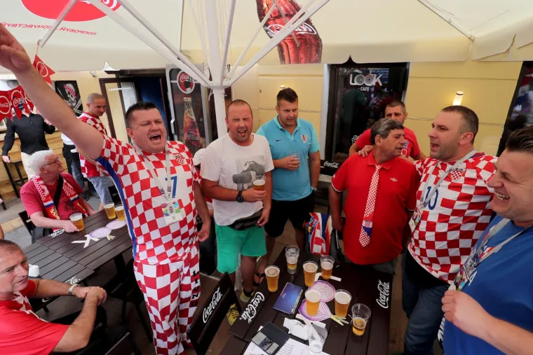 DANCE ČEKA PAKAO, VATRENE ĆE BODRITI KOCKASTA VOJSKA: Hrvatski navijači okupirali Nižnji Novgorod