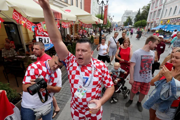 DANCE ČEKA PAKAO, VATRENE ĆE BODRITI KOCKASTA VOJSKA: Hrvatski navijači okupirali Nižnji Novgorod