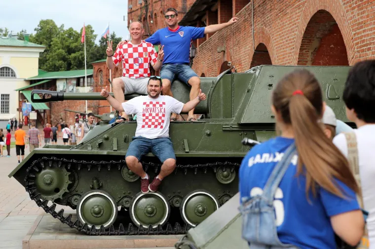 DANCE ČEKA PAKAO, VATRENE ĆE BODRITI KOCKASTA VOJSKA: Hrvatski navijači okupirali Nižnji Novgorod