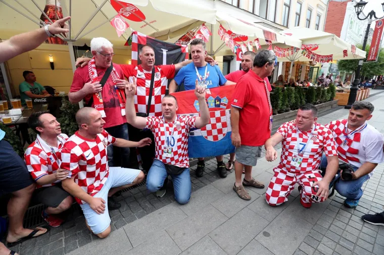 DANCE ČEKA PAKAO, VATRENE ĆE BODRITI KOCKASTA VOJSKA: Hrvatski navijači okupirali Nižnji Novgorod
