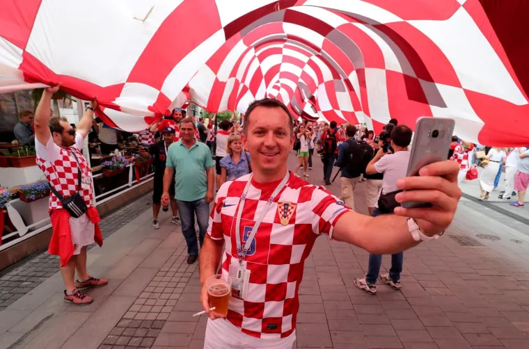 KOCKASTI NOVGOROD: Hrvatski navijači razvili zastavu dugu 100 metara!