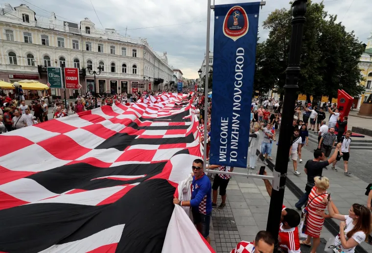 KOCKASTI NOVGOROD: Hrvatski navijači razvili zastavu dugu 100 metara!