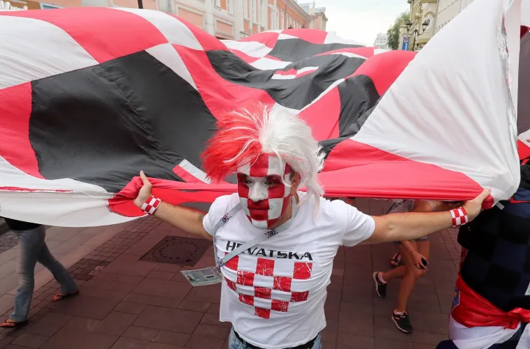 KOCKASTI NOVGOROD: Hrvatski navijači razvili zastavu dugu 100 metara!