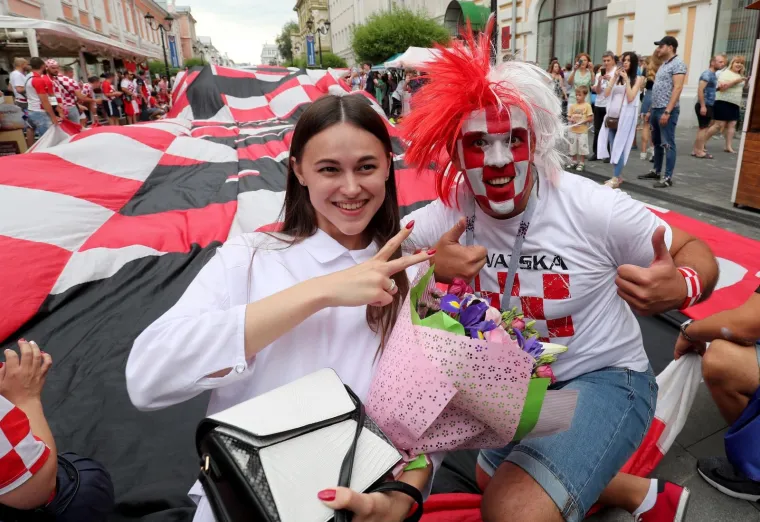KOCKASTI NOVGOROD: Hrvatski navijači razvili zastavu dugu 100 metara!