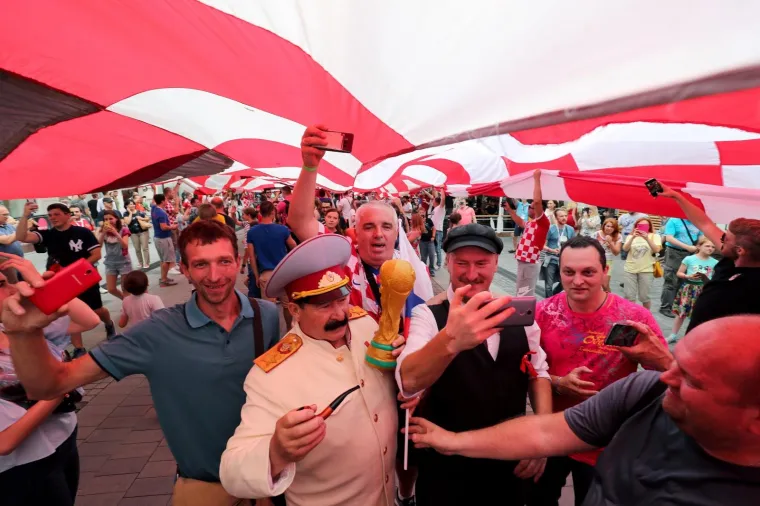 KOCKASTI NOVGOROD: Hrvatski navijači razvili zastavu dugu 100 metara!