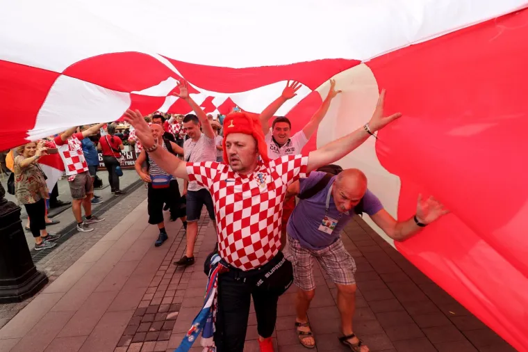 KOCKASTI NOVGOROD: Hrvatski navijači razvili zastavu dugu 100 metara!