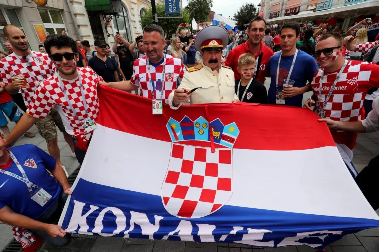 KOCKASTI NOVGOROD: Hrvatski navijači razvili zastavu dugu 100 metara!