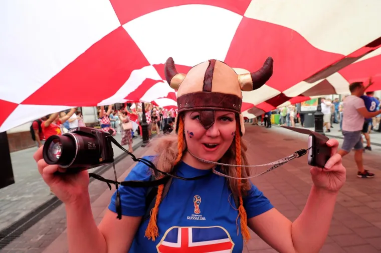 KOCKASTI NOVGOROD: Hrvatski navijači razvili zastavu dugu 100 metara!