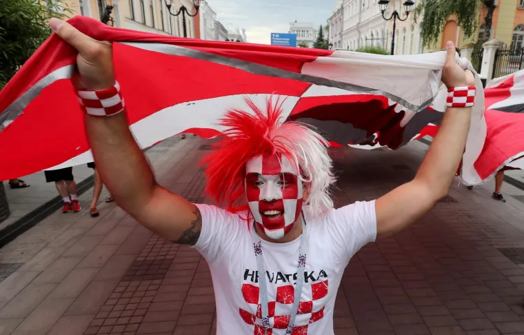 KOCKASTI NOVGOROD: Hrvatski navijači razvili zastavu dugu 100 metara!