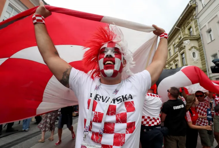 KOCKASTI NOVGOROD: Hrvatski navijači razvili zastavu dugu 100 metara!