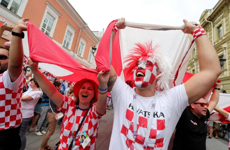 KOCKASTI NOVGOROD: Hrvatski navijači razvili zastavu dugu 100 metara!