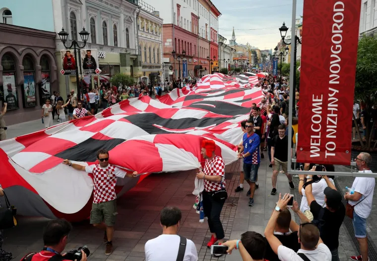 KOCKASTI NOVGOROD: Hrvatski navijači razvili zastavu dugu 100 metara!