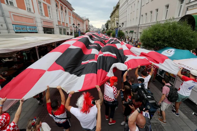 KOCKASTI NOVGOROD: Hrvatski navijači razvili zastavu dugu 100 metara!