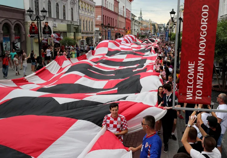 KOCKASTI NOVGOROD: Hrvatski navijači razvili zastavu dugu 100 metara!