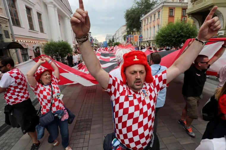 KOCKASTI NOVGOROD: Hrvatski navijači razvili zastavu dugu 100 metara!