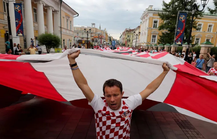 KOCKASTI NOVGOROD: Hrvatski navijači razvili zastavu dugu 100 metara!