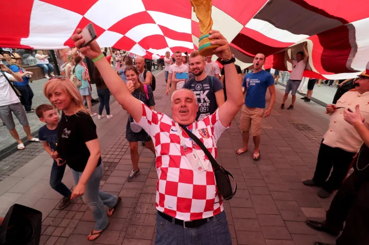 KOCKASTI NOVGOROD: Hrvatski navijači razvili zastavu dugu 100 metara!