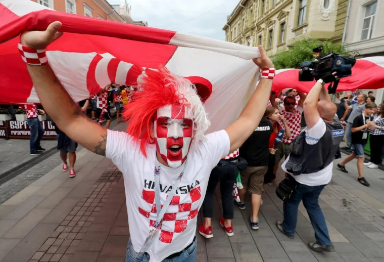 KOCKASTI NOVGOROD: Hrvatski navijači razvili zastavu dugu 100 metara!