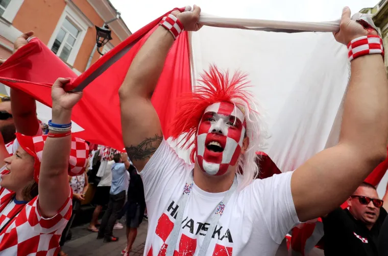 KOCKASTI NOVGOROD: Hrvatski navijači razvili zastavu dugu 100 metara!