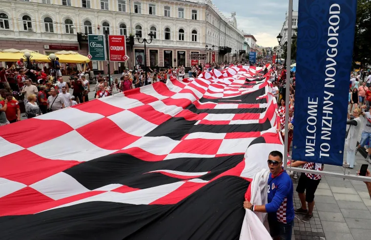 KOCKASTI NOVGOROD: Hrvatski navijači razvili zastavu dugu 100 metara!