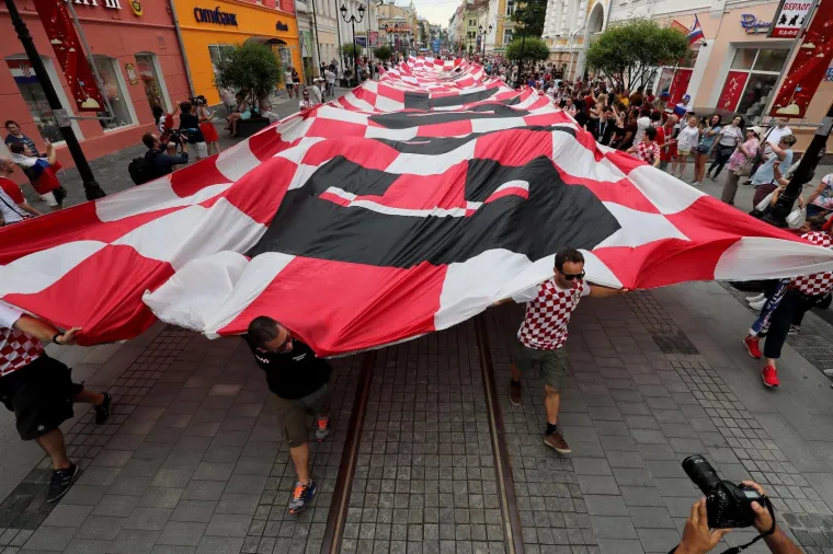 KOCKASTI NOVGOROD: Hrvatski navijači razvili zastavu dugu 100 metara!
