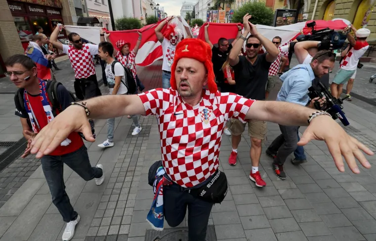 KOCKASTI NOVGOROD: Hrvatski navijači razvili zastavu dugu 100 metara!