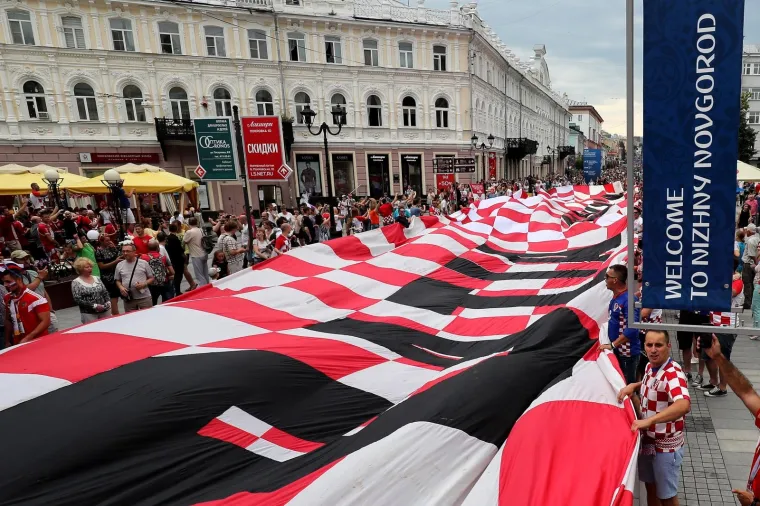 KOCKASTI NOVGOROD: Hrvatski navijači razvili zastavu dugu 100 metara!