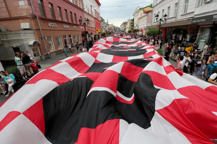 KOCKASTI NOVGOROD: Hrvatski navijači razvili zastavu dugu 100 metara!