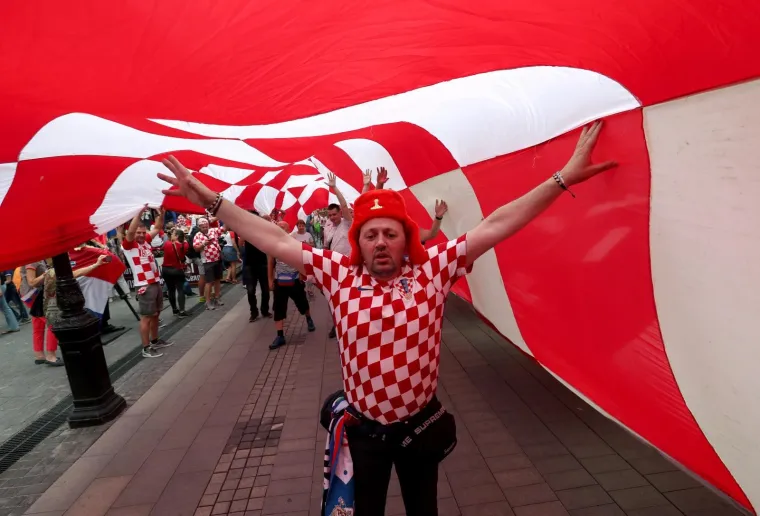KOCKASTI NOVGOROD: Hrvatski navijači razvili zastavu dugu 100 metara!