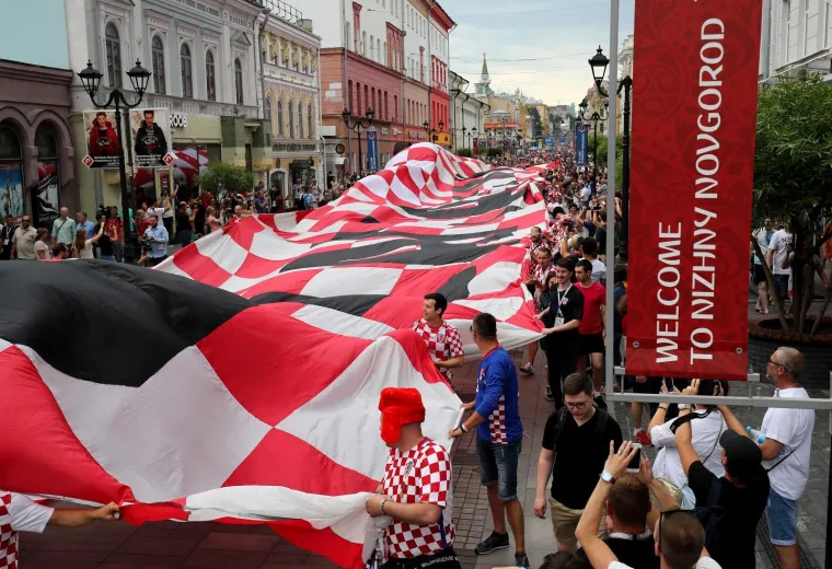 KOCKASTI NOVGOROD: Hrvatski navijači razvili zastavu dugu 100 metara!