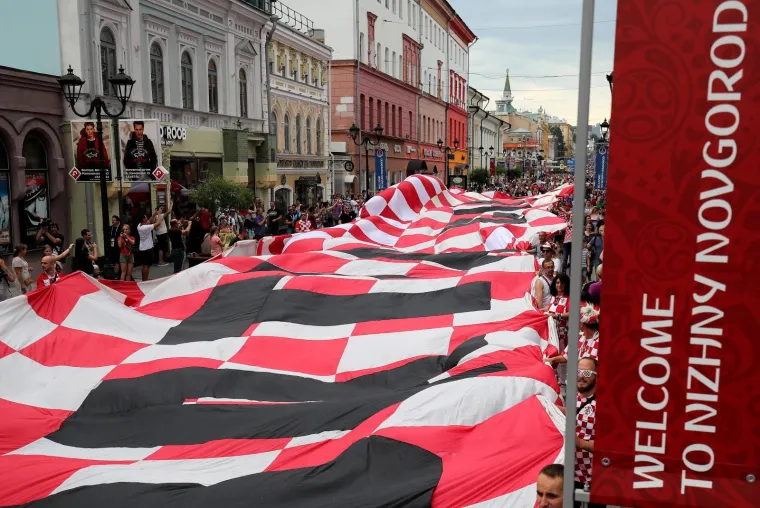 KOCKASTI NOVGOROD: Hrvatski navijači razvili zastavu dugu 100 metara!