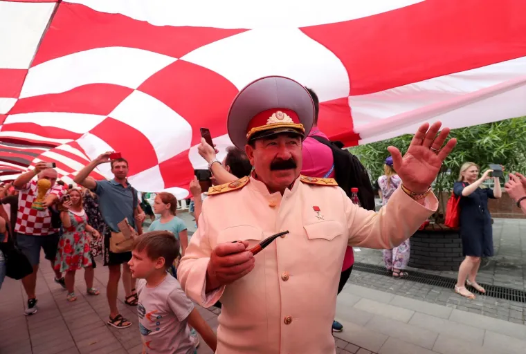 KOCKASTI NOVGOROD: Hrvatski navijači razvili zastavu dugu 100 metara!