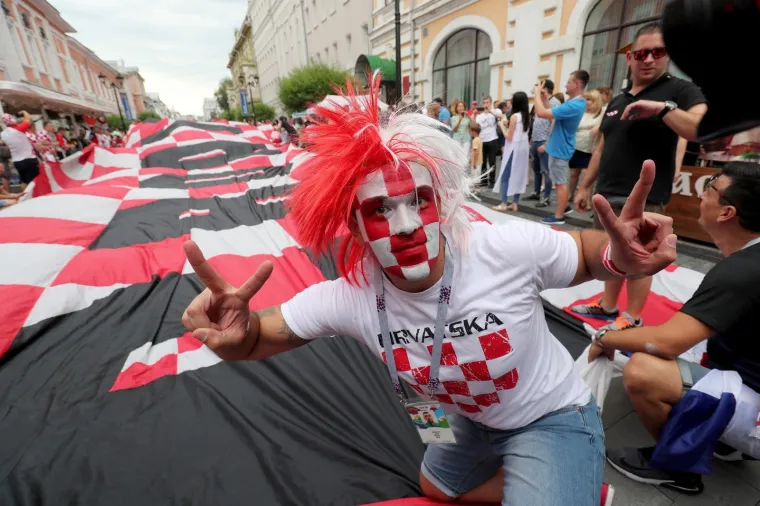 KOCKASTI NOVGOROD: Hrvatski navijači razvili zastavu dugu 100 metara!