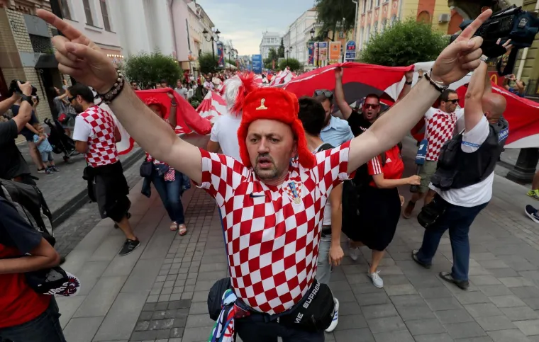 KOCKASTI NOVGOROD: Hrvatski navijači razvili zastavu dugu 100 metara!