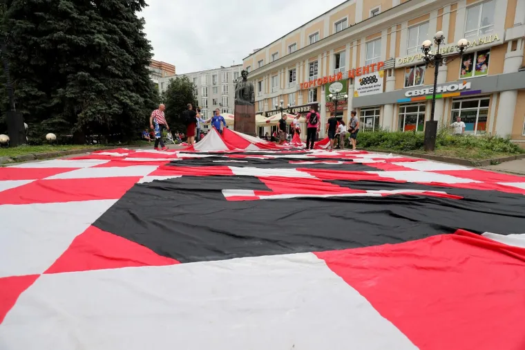 U Nižnjem Novgorodu počeli su se polako okupljati hrvatski, ali i danski navijači kojih za sada ima mnogo manje. Prema procjenama, na stadionu će se okupiti oko 15 tisuća Hrvata, od kojih većina od jutra pristiže iz svih dijelova Europe