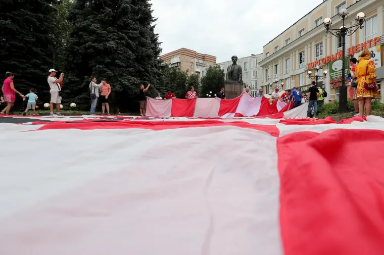 U Nižnjem Novgorodu počeli su se polako okupljati hrvatski, ali i danski navijači kojih za sada ima mnogo manje. Prema procjenama, na stadionu će se okupiti oko 15 tisuća Hrvata, od kojih većina od jutra pristiže iz svih dijelova Europe