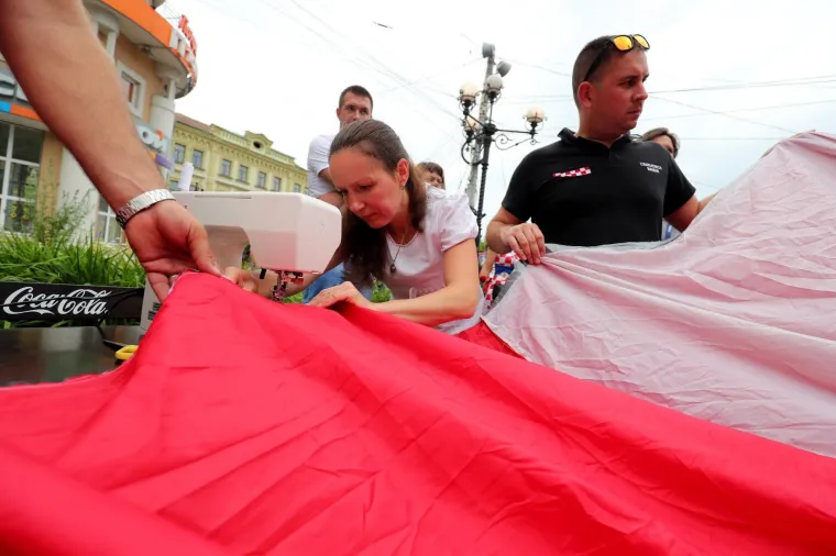 U Nižnjem Novgorodu počeli su se polako okupljati hrvatski, ali i danski navijači kojih za sada ima mnogo manje. Prema procjenama, na stadionu će se okupiti oko 15 tisuća Hrvata, od kojih većina od jutra pristiže iz svih dijelova Europe