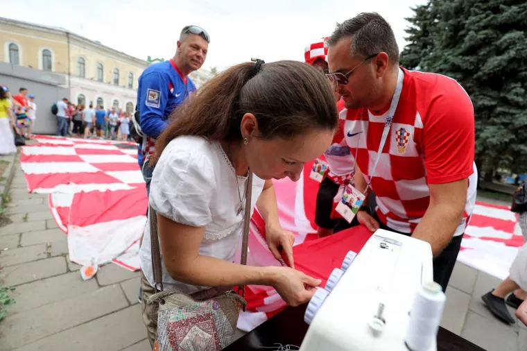 U Nižnjem Novgorodu počeli su se polako okupljati hrvatski, ali i danski navijači kojih za sada ima mnogo manje. Prema procjenama, na stadionu će se okupiti oko 15 tisuća Hrvata, od kojih većina od jutra pristiže iz svih dijelova Europe